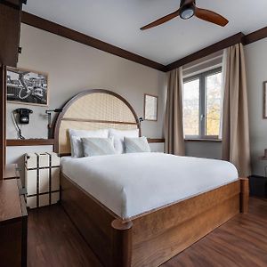 Camera media con letto king size